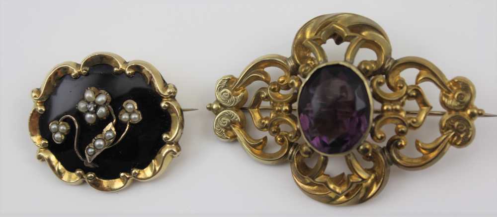 A VICTORIAN PINCHBECK BROOCH set central amethyst colour stone, together with a seed pearl set and a - Image 2 of 6