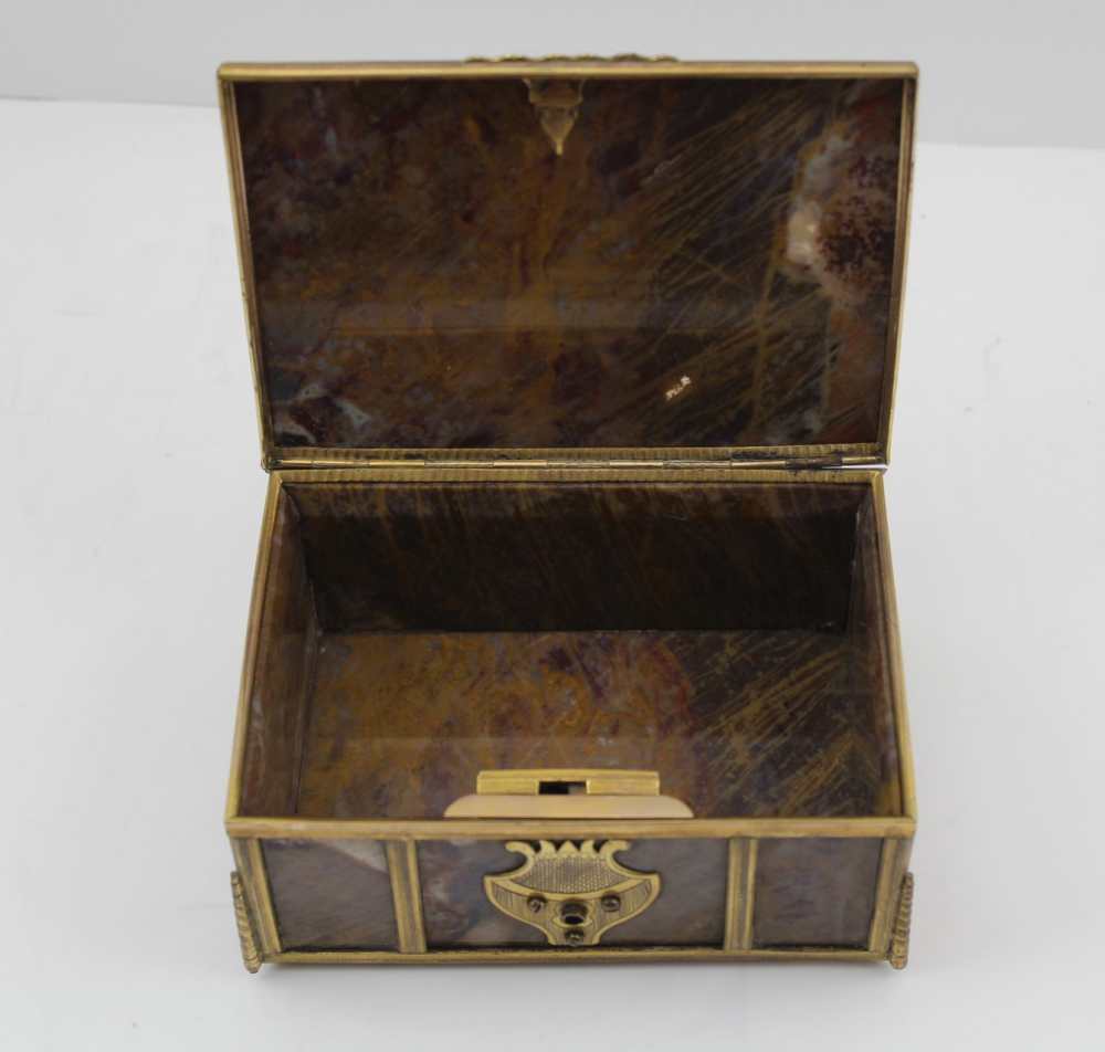 AN EARLY 20TH CENTURY POLISHED STONE TABLE CASKET, gilt metal frame and mounts, 14cm x 9.5cm x 6.5cm - Image 5 of 5