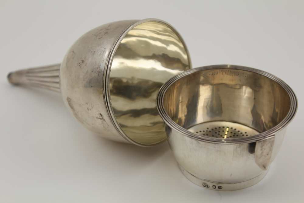 ROBERT & SAMUEL HENNELL A GEORGE III SILVER WINE FUNNEL with removable filter with slide clip, - Image 3 of 4