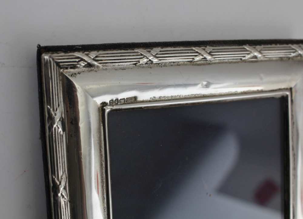 A LATE 20TH CENTURY SILVER PHOTOGRAPH FRAME having bound reeded border, easel back, London assay, - Image 3 of 3