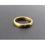 AN 18CT GOLD PLAIN WEDDING BAND, stamped .750, weight 4g