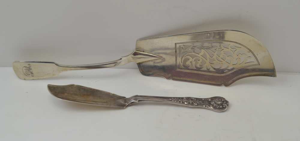 AN EARLY VICTORIAN SILVER FISH SLICE, fiddle pattern handle, pierced blade, London 1841, together