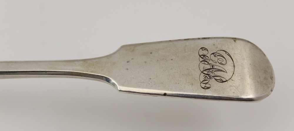 AN EARLY VICTORIAN SILVER FISH SLICE, fiddle pattern handle, pierced blade, London 1841, together - Image 5 of 5