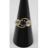 A THREE STONE DIAMOND & SAPPHIRE RING, 18ct gold set, central sapphire flanked by two brilliant