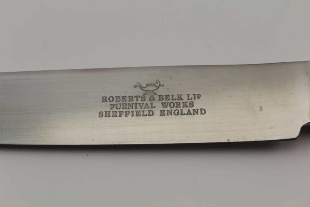 ROBERTS & BELK LTD. A SET OF EIGHT DINNER KNIVES with plated scallop terminal handles and a matching - Image 2 of 2