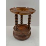 AN EARLY 20TH CENTURY STAINED WOOD TREEN PIPE STAND, 21.5cm high