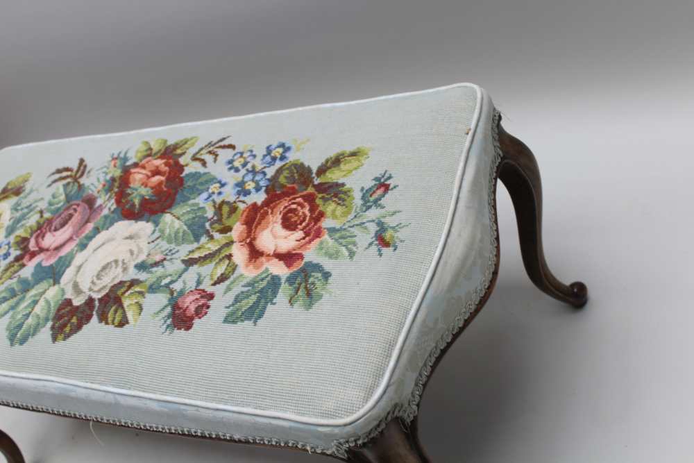A GEORGIAN DESIGN DOUBLE STOOL having woolwork upholstered seat of floral design, raised on - Image 3 of 3
