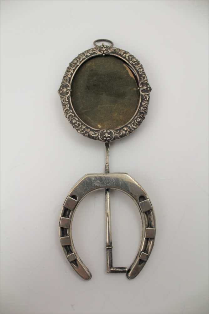 DEAKIN AND FRANCIS A LATE VICTORIAN SILVER STAND IN THE FORM OF A HORSESHOE AND CROP, Birmingham - Image 3 of 3