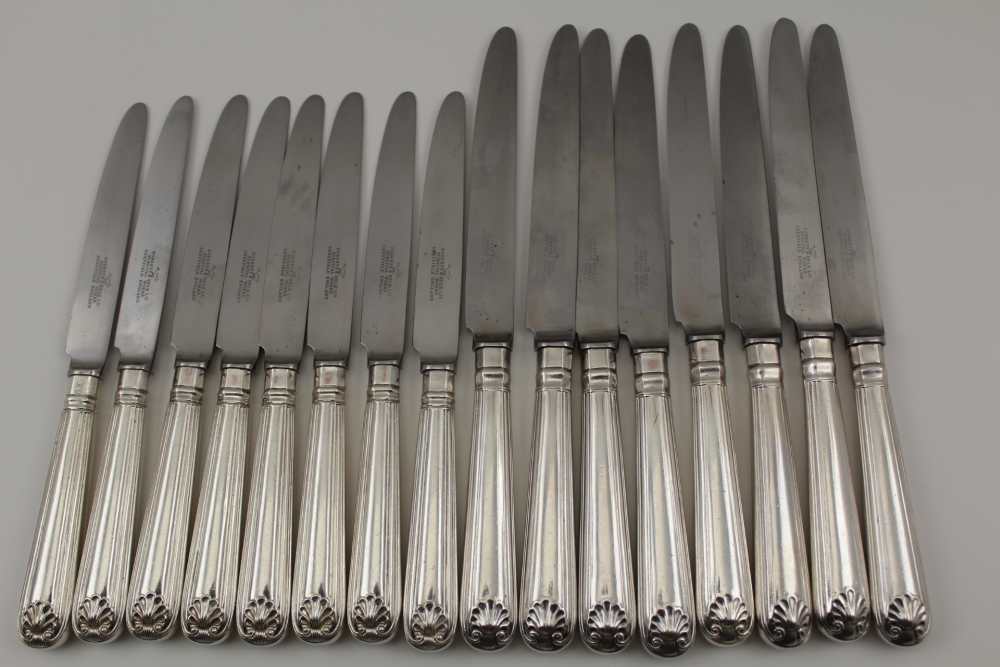 ROBERTS & BELK LTD. A SET OF EIGHT DINNER KNIVES with plated scallop terminal handles and a matching