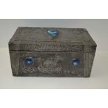 AN EDWARDIAN PEWTER CASKET, with hammered decoration and ceramic inlay, 25cm wide