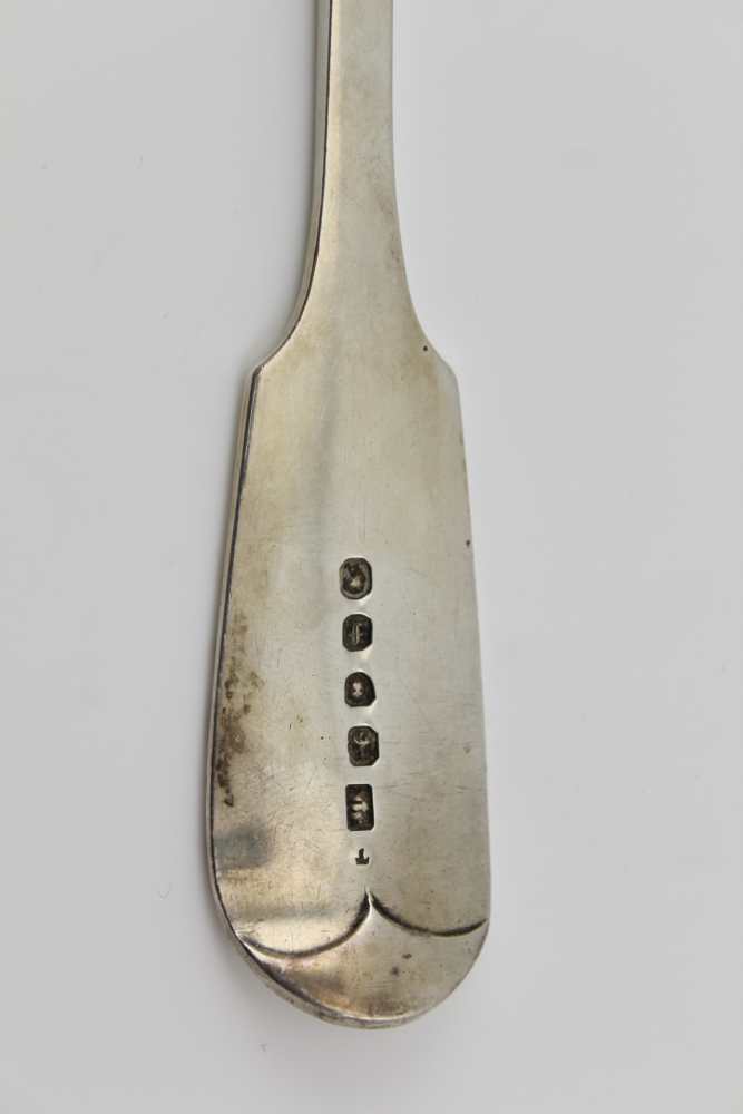 AN EARLY VICTORIAN SILVER FISH SLICE, fiddle pattern handle, pierced blade, London 1841, together - Image 4 of 5