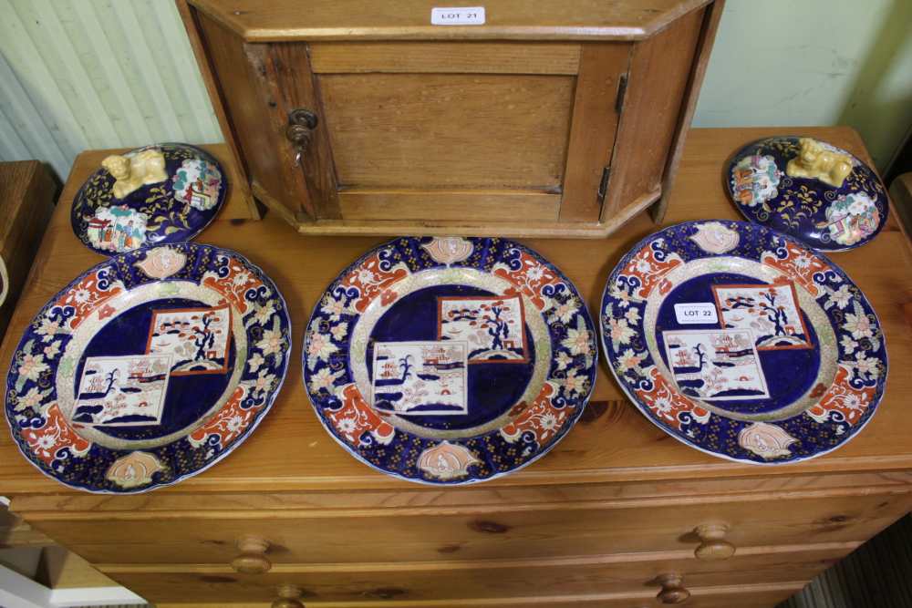 FIVE PIECES OF 19TH CENTURY MASONS IRONSTONE CHINA, comprising three plates and two animal finialled