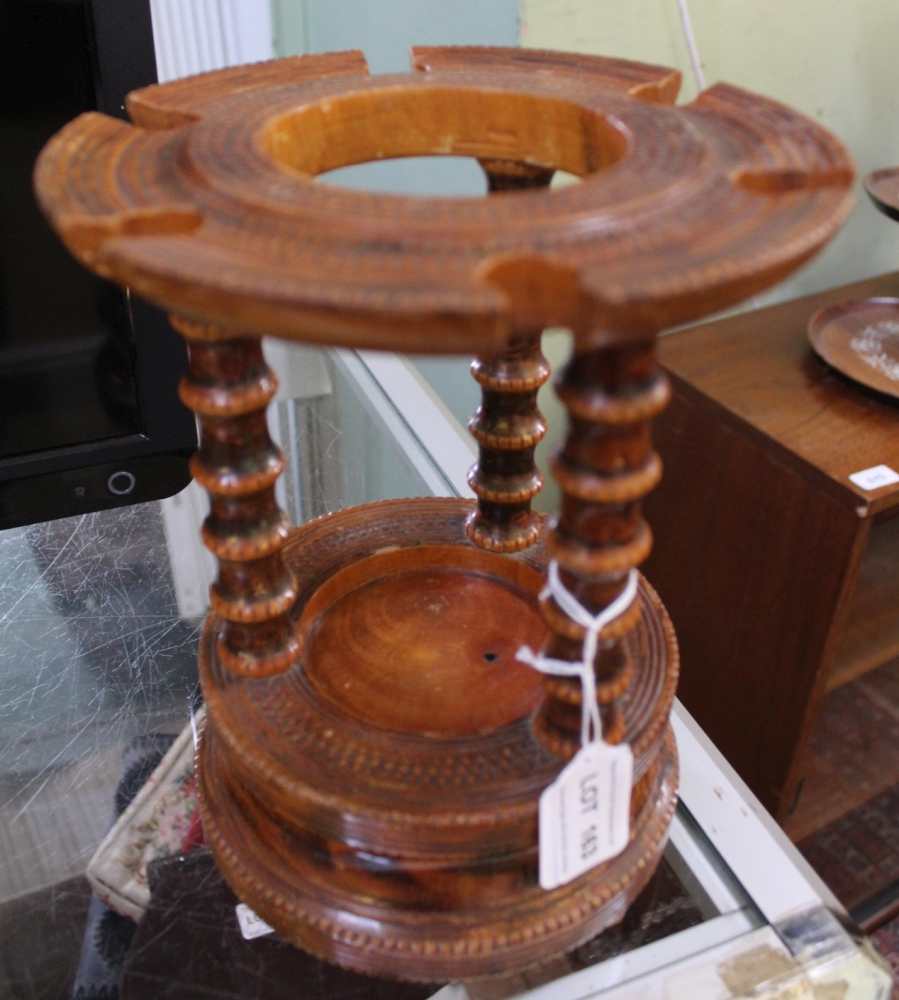 AN EARLY 20TH CENTURY STAINED WOOD TREEN PIPE STAND, 21.5cm high