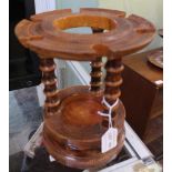 AN EARLY 20TH CENTURY STAINED WOOD TREEN PIPE STAND, 21.5cm high