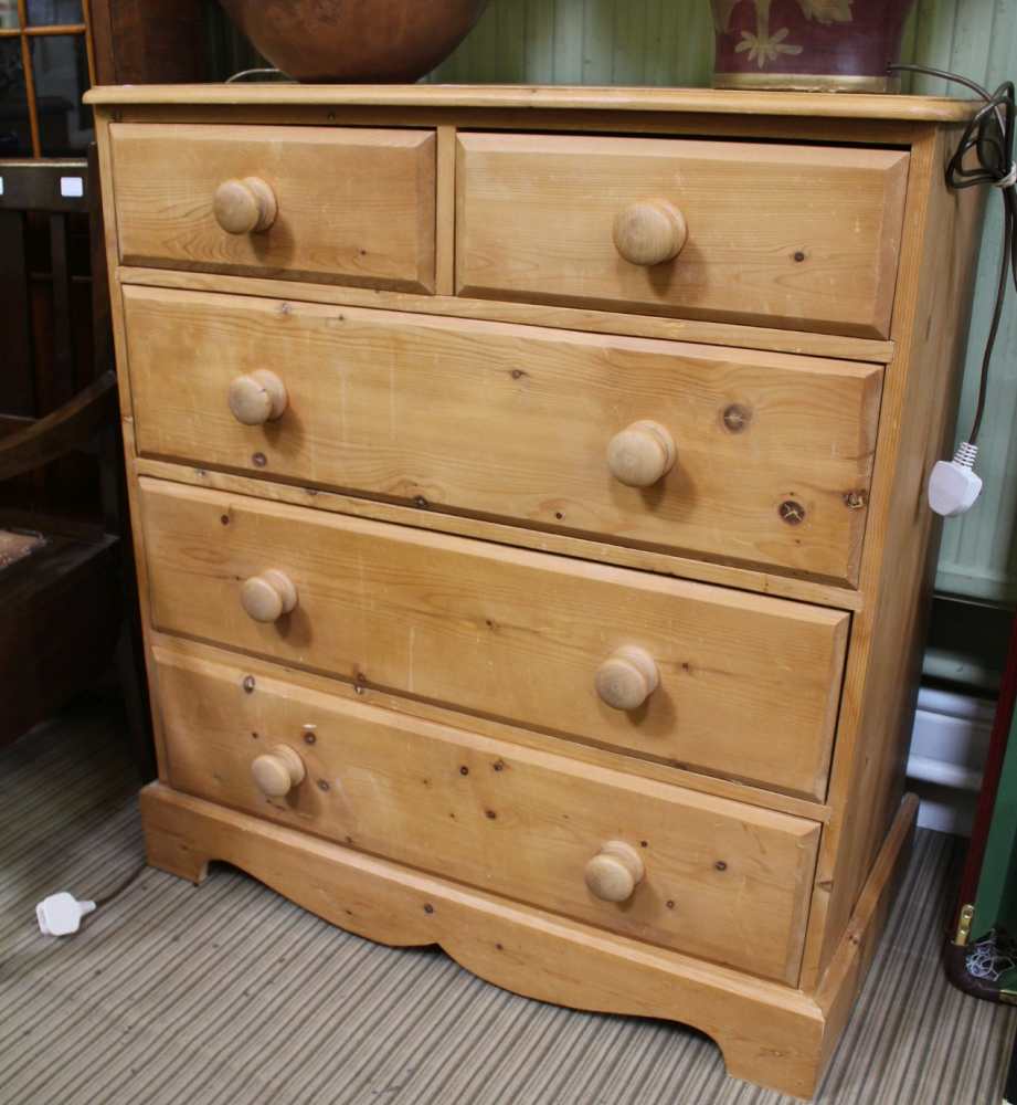 A 20TH CENTURY PINE BEDROOM CHEST OF FIVE DRAWERS with large turned knob handles