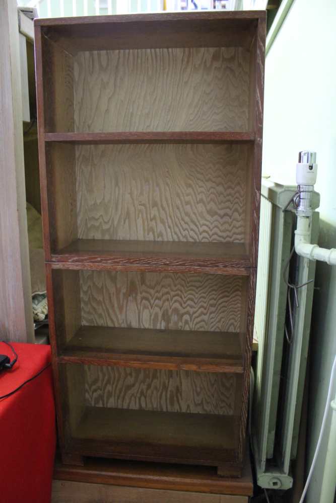 AN OAK FINISHED FREESTANDING OPEN FRONT SET OF SHELVES