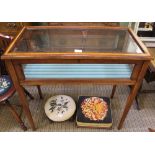 A 20TH CENTURY BIJOUTERIE / DISPLAY CABINET, with lift-up bevelled glass top with satinwood banding,