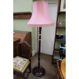 A MAHOGANY TURNED SINGLE COLUMN STANDARD LAMP