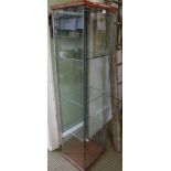 A FREESTANDING GLASS DISPLAY UNIT