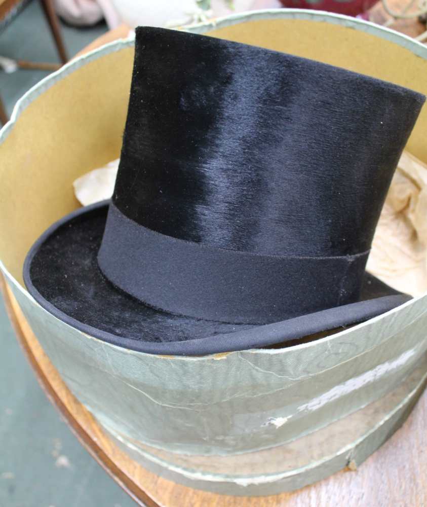 A SELECTION OF VINTAGE HAT BOXES plus contents - Image 6 of 12