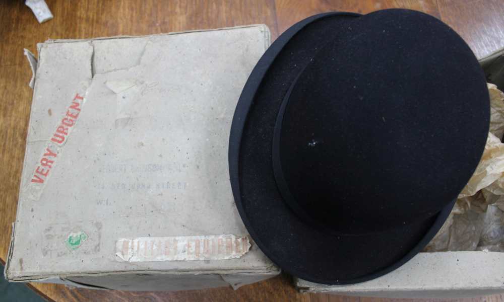 A SELECTION OF VINTAGE HAT BOXES plus contents - Image 11 of 12