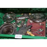 A GREEN CRATE OF PREDOMINANTLY DOMESTIC METALWARES VARIOUS