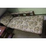 A FIRST QUARTER 20TH CENTURY OAK FRAMED CHAISE LONGUE, with tapestry style upholstery
