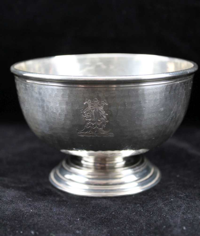 GEORGE FOX A BRITANNIA STANDARD SILVER PEDESTAL BOWL, planished finish, London 1897, 10.5cm in - Image 2 of 5