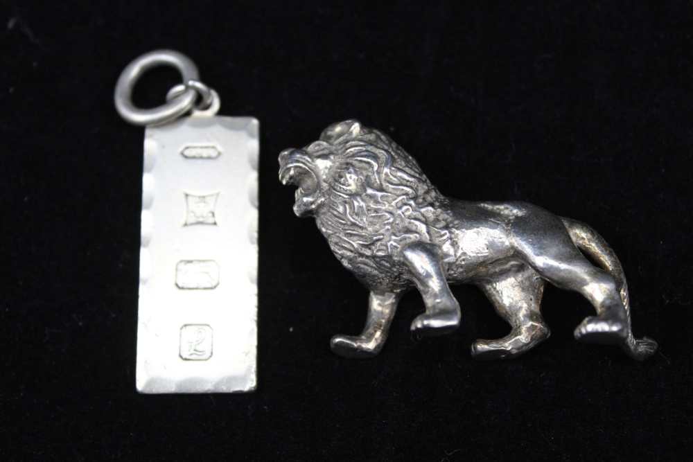 A CAST SILVER LION, 3cm high a silver ingot pendant, combined weight; 83g, together with a - Image 3 of 3