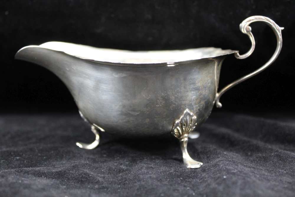 GEORGE FOX A BRITANNIA STANDARD SILVER PEDESTAL BOWL, planished finish, London 1897, 10.5cm in - Image 4 of 5