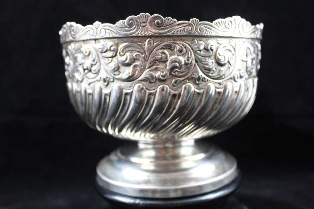 EUSTACE GEORGE PARKER A SILVER PEDESTAL BOWL, embossed acanthus leaf border, over wrythen body, on - Image 2 of 4