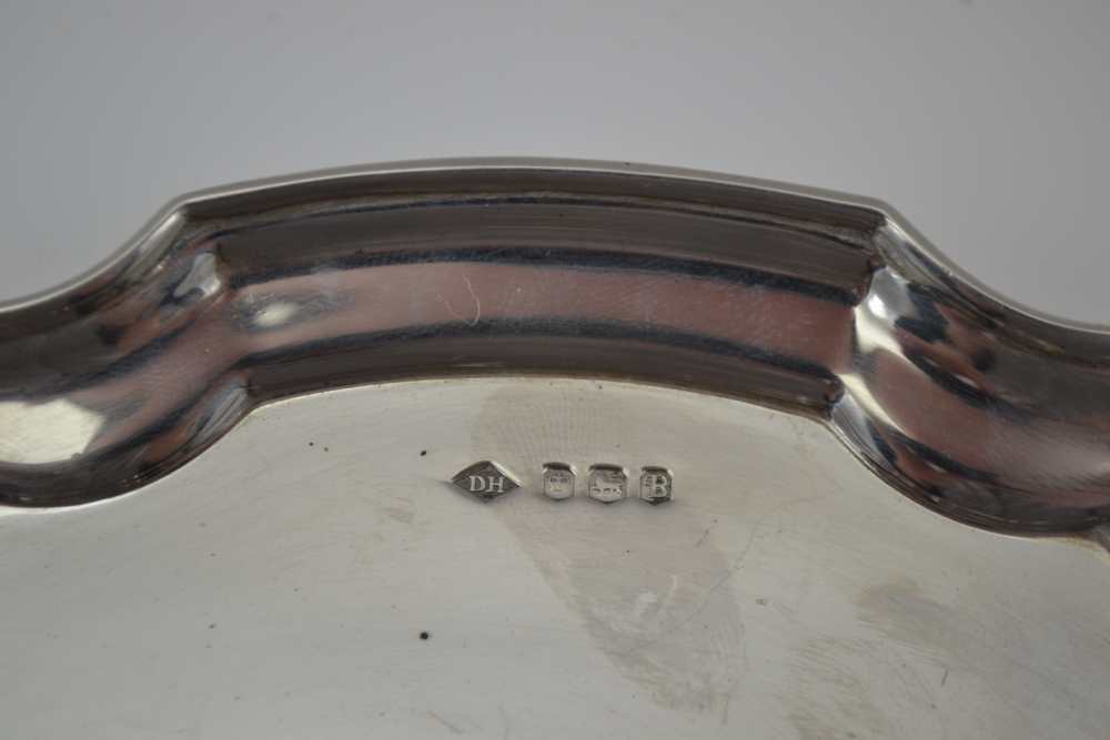 DOUGLAS HEELEY A GEORGIAN DESIGN SIVER SALVER with piecrust rim on four pad feet supports, Sheffield - Image 2 of 3