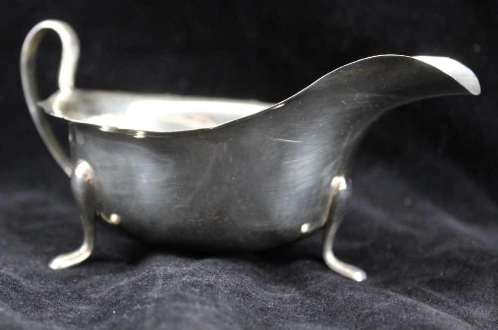 VINERS LTD (Emile Viner) A PAIR OF SILVER GEORGIAN DESIGN SAUCE BOATS, each with hoop handle, raised - Image 2 of 5