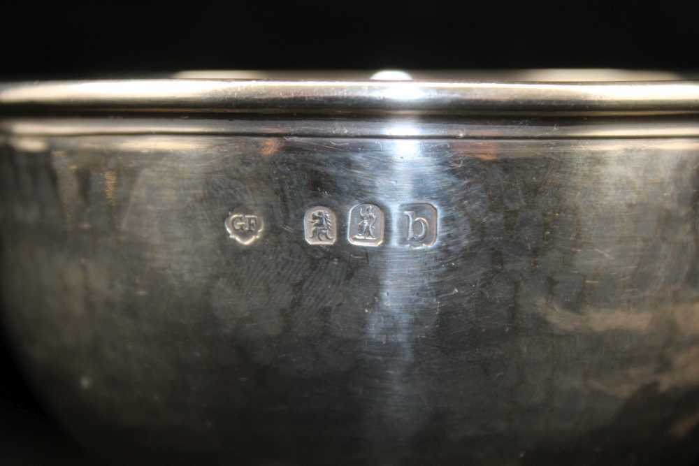 GEORGE FOX A BRITANNIA STANDARD SILVER PEDESTAL BOWL, planished finish, London 1897, 10.5cm in - Image 3 of 5