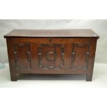 AN EARLY 19TH CENTURY ELM BOX COFFER, having plain plank lift-up top, the interior fitted with a