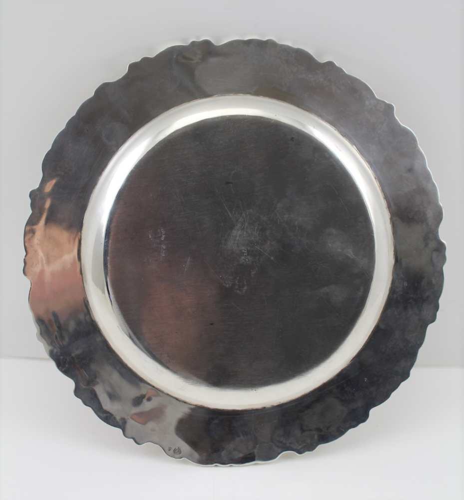A STERLING SILVER SALVER / WAITER with cast decorative rim, 21cm in diameter, weight; 342g - Image 2 of 3