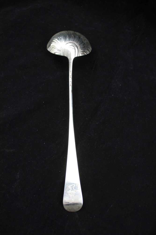 NICHOLAS HEARDEN A MID 18TH CENTURY SILVER LADLE, scallop shape bowl, the handle bears an engraved - Image 2 of 6