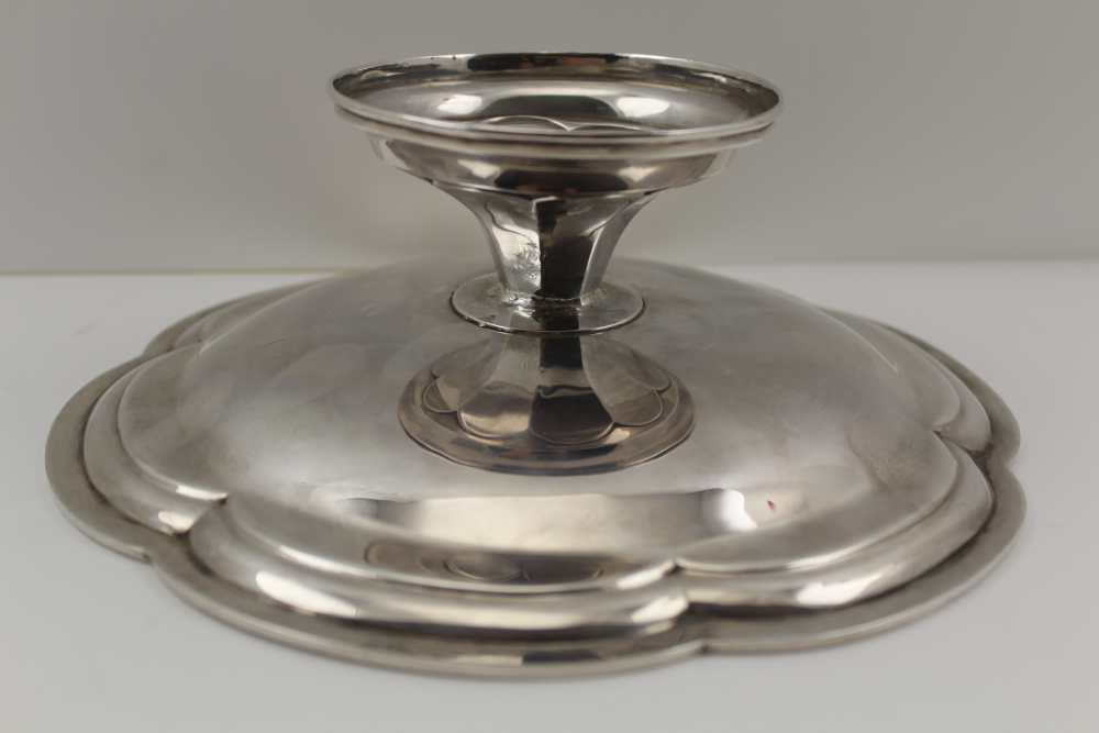 JAMES DEAKIN & SONS A SILVER COMPORT, petal shaped rim, on flared platform base, Sheffield, the year - Image 3 of 4