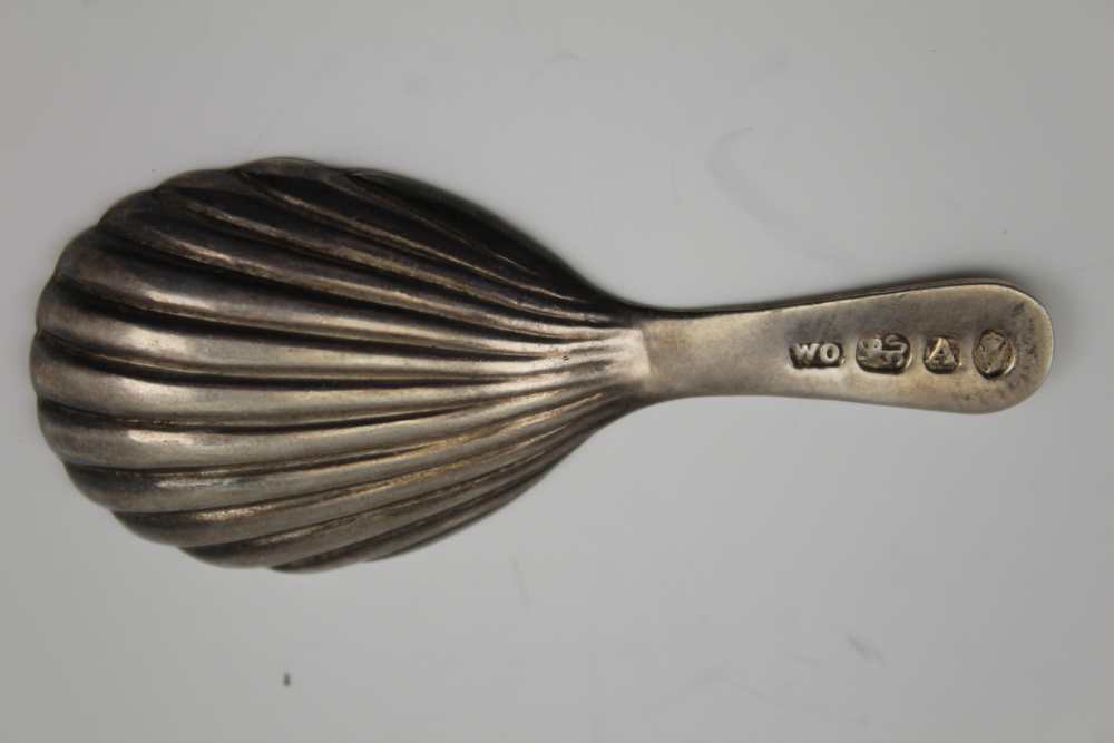 WILLIAM OSBORNE A GEORGE IV SILVER CADDY SPOON of scallop form, with plain handle. Dublin 1821, 13. - Image 2 of 3