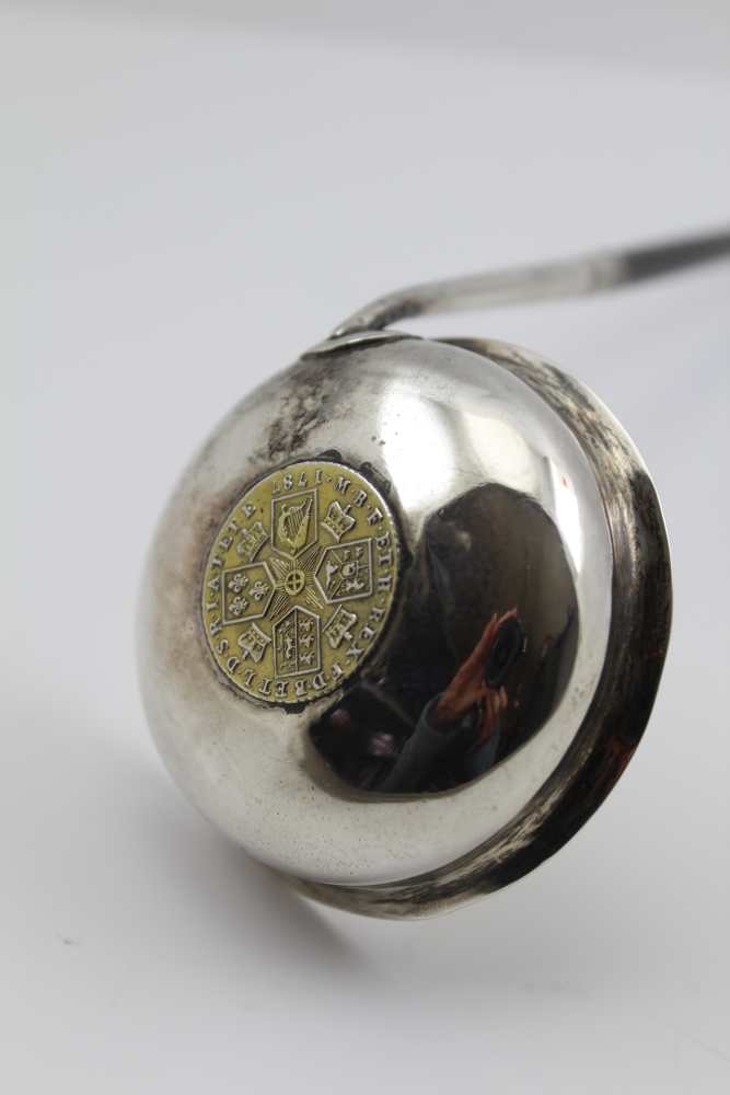 AN 18TH CENTURY TODDY LADLE, the bowl inset with a gilded George III 1787 shilling, having twisted - Image 4 of 4