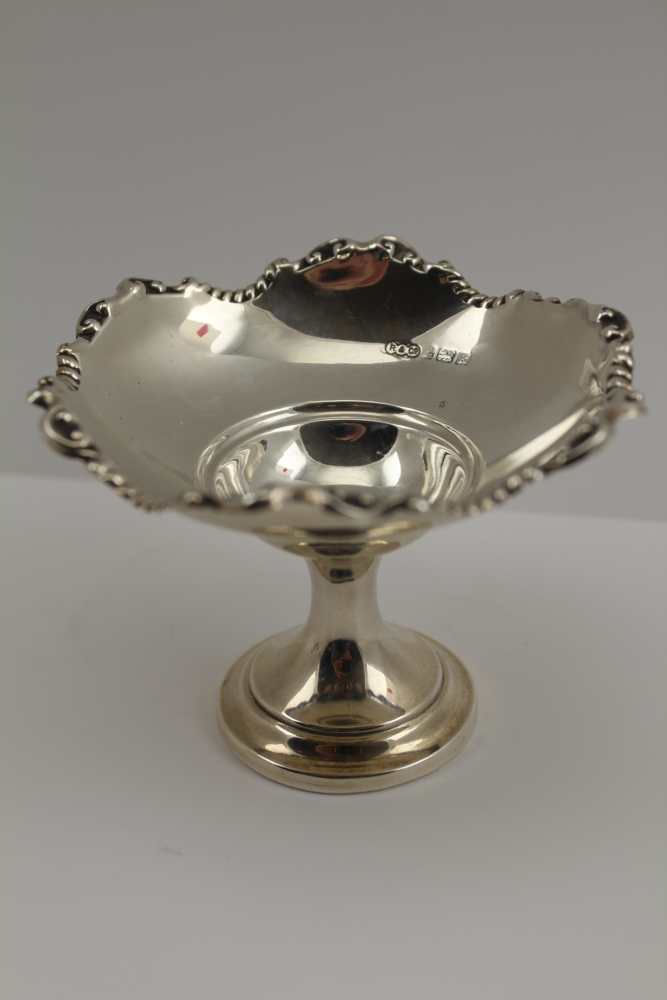 FENTON, RUSSELL & CO. LTD AN EDWARDIAN SILVER BONBON DISH, the beaded serpentine rim with pierced - Image 4 of 5