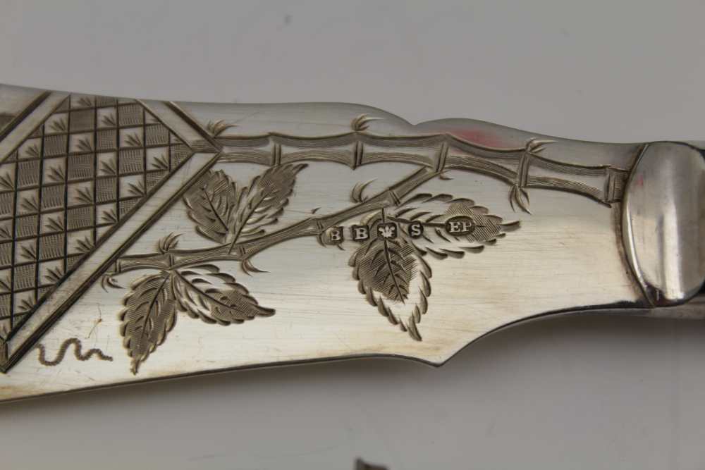 A PAIR OF EARLY 20TH CENTURY CASED FISH SERVERS, the plated blade engraved with Japonaise - Image 3 of 4