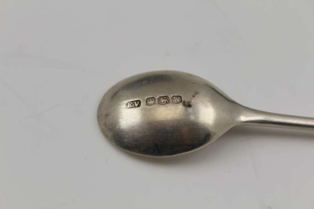 JAMES SWANN & SON A CASED SET OF TWELVE SILVER TEASPOONS, with scallop shell terminals and barley - Image 4 of 7