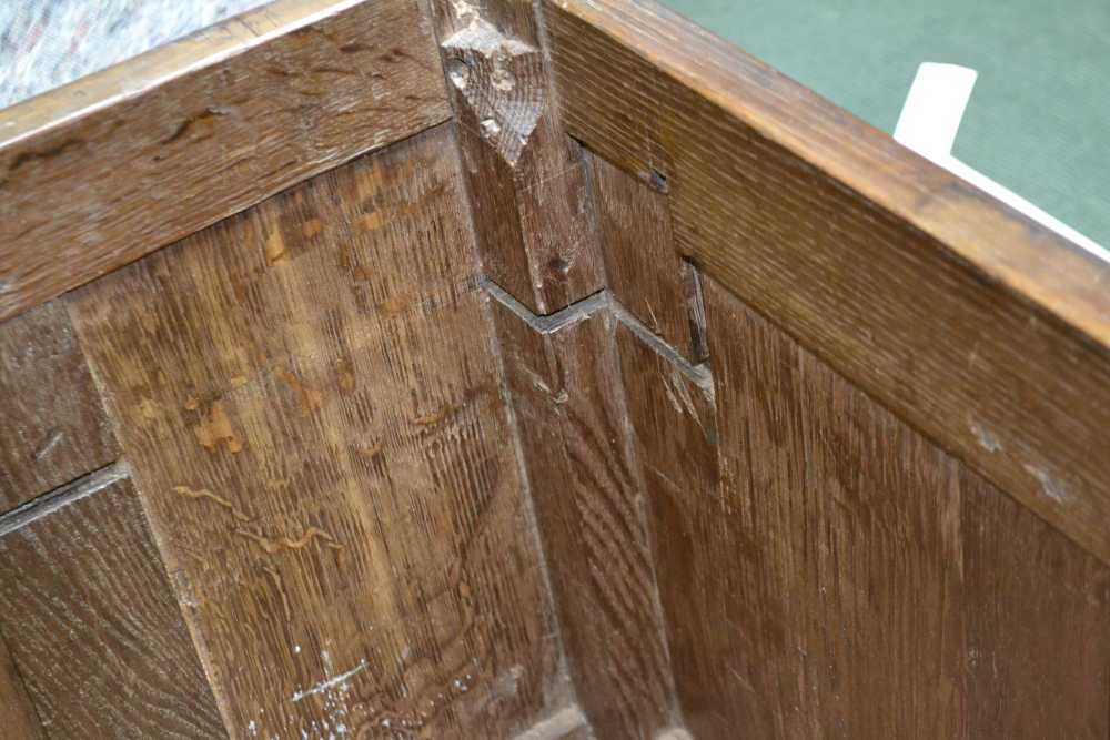 A LATE 17TH / EARLY 18TH CENTURY OAK COFFER, fitted five linen fold panels to the front, on stile - Image 5 of 9