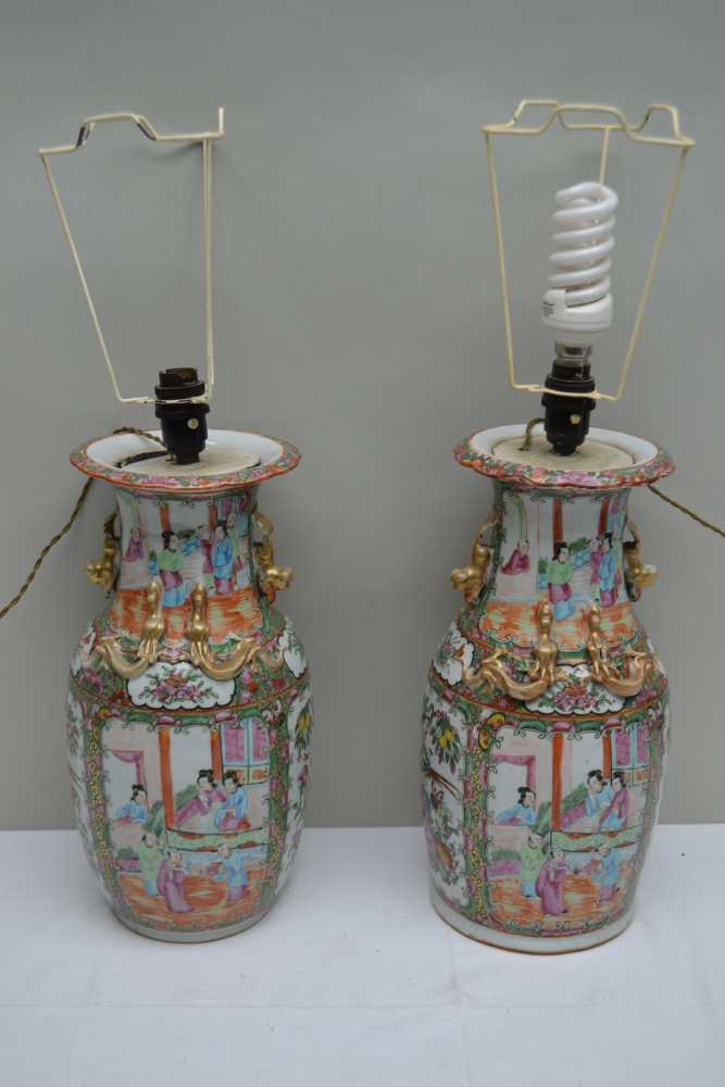 A PAIR OF CHINESE PORCELAIN FAMILLE ROSE VASES with applied gilded salamanders to the necks,