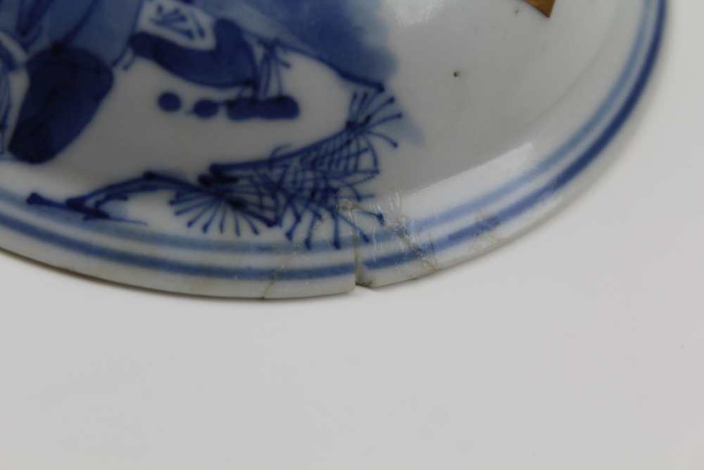 A CHINESE PORCELAIN SHALLOW BOWL in the manner of Ming Jiajing dynasty, underglaze blue painted - Bild 5 aus 6