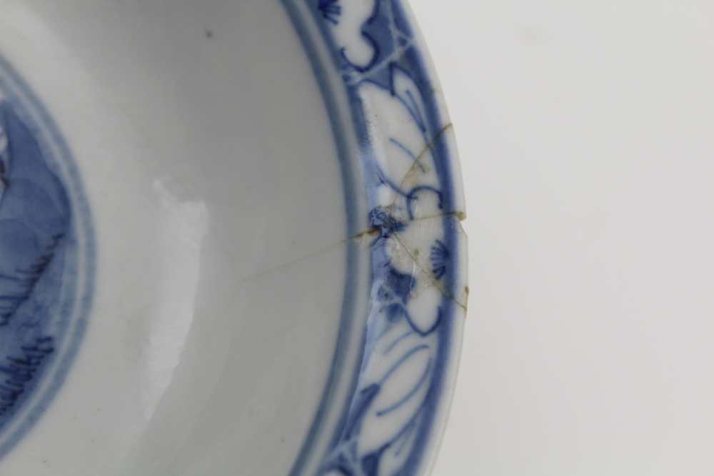A CHINESE PORCELAIN SHALLOW BOWL in the manner of Ming Jiajing dynasty, underglaze blue painted - Bild 6 aus 6