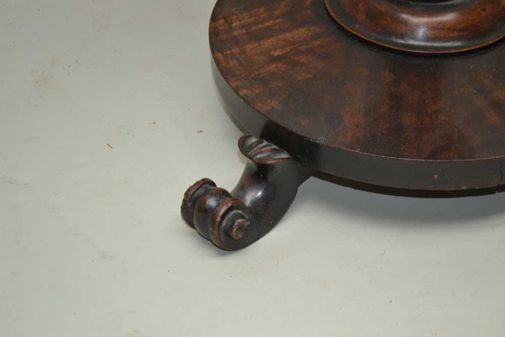 A 19TH CENTURY MAHOGANY CIRCULAR SAUCER TOPPED TABLE on barley twist column, circular plinth base - Image 4 of 4