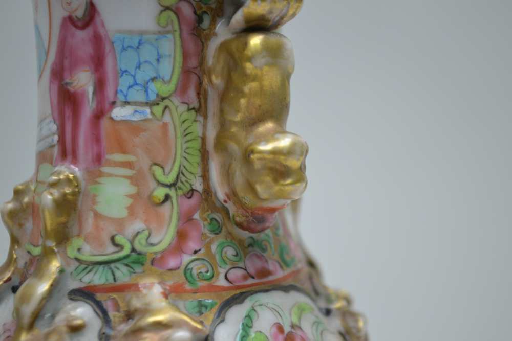 A PAIR OF LATE 19TH CENTURY CHINESE PORCELAIN FAMILLE ROSE VASES, gilded creatures to the neck, - Bild 4 aus 4