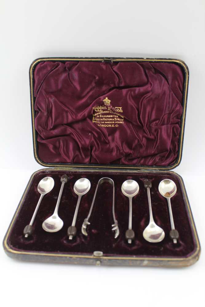 JAMES SWANN & SON A CASED SET OF TWELVE SILVER TEASPOONS, with scallop shell terminals and barley - Image 2 of 7